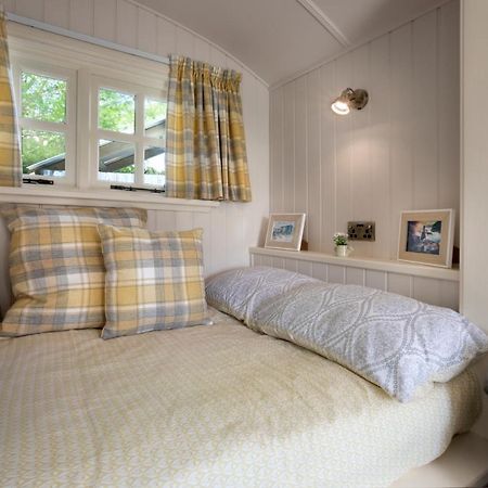The Heron Shepherds Hut At Lyth Valley Brigsteer Extérieur photo
